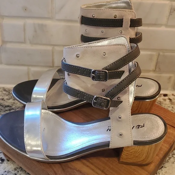 Women's Kenneth Cole Reaction Silver Sandals - Picture 4 of 8